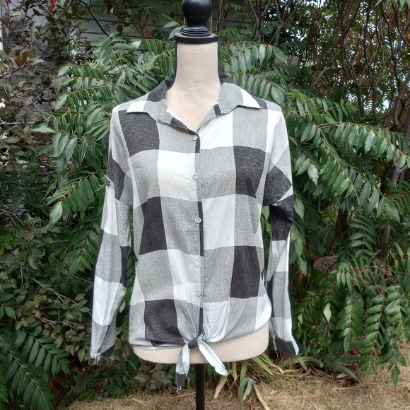Fin Tops - 🔥4 for $20🔥Black and White plaid print Blouse